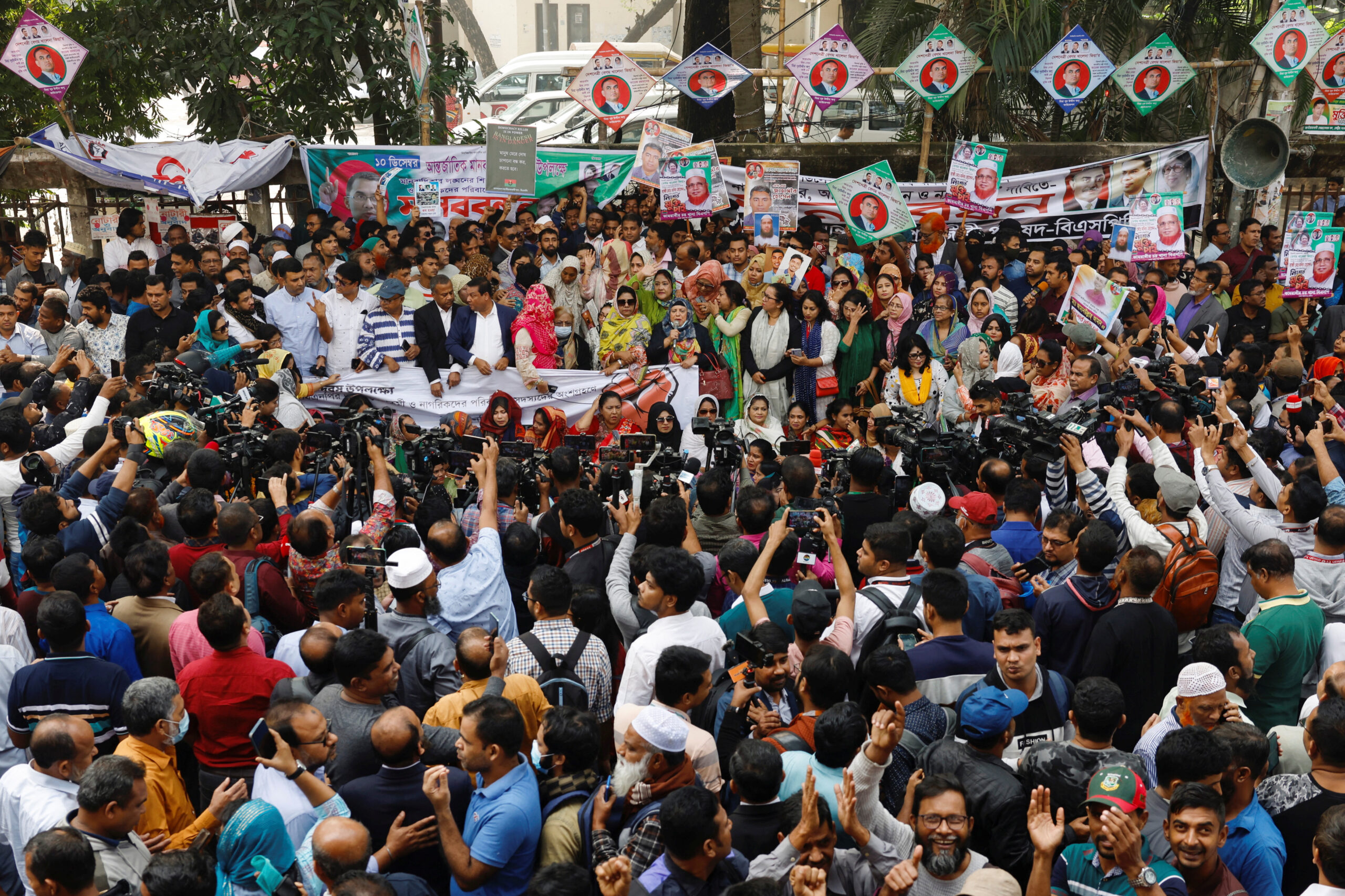 2023 12 20T093843Z 1 LYNXMPEJBJ09S RTROPTP 4 BANGLADESH ELECTION PROTESTS scaled